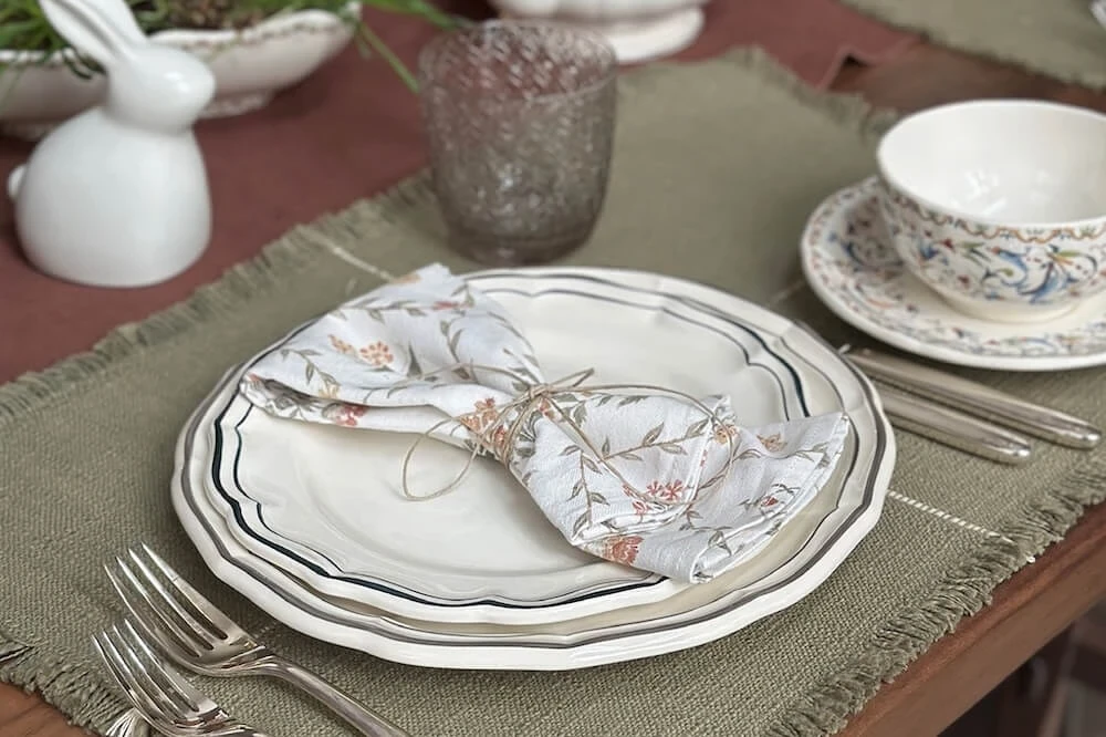 Пасхальная сервировка в стиле современной классики: элегантность без лишней пышности